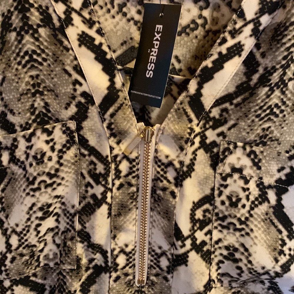 Snakeskin print blouse Express size small - Picture 3 of 4